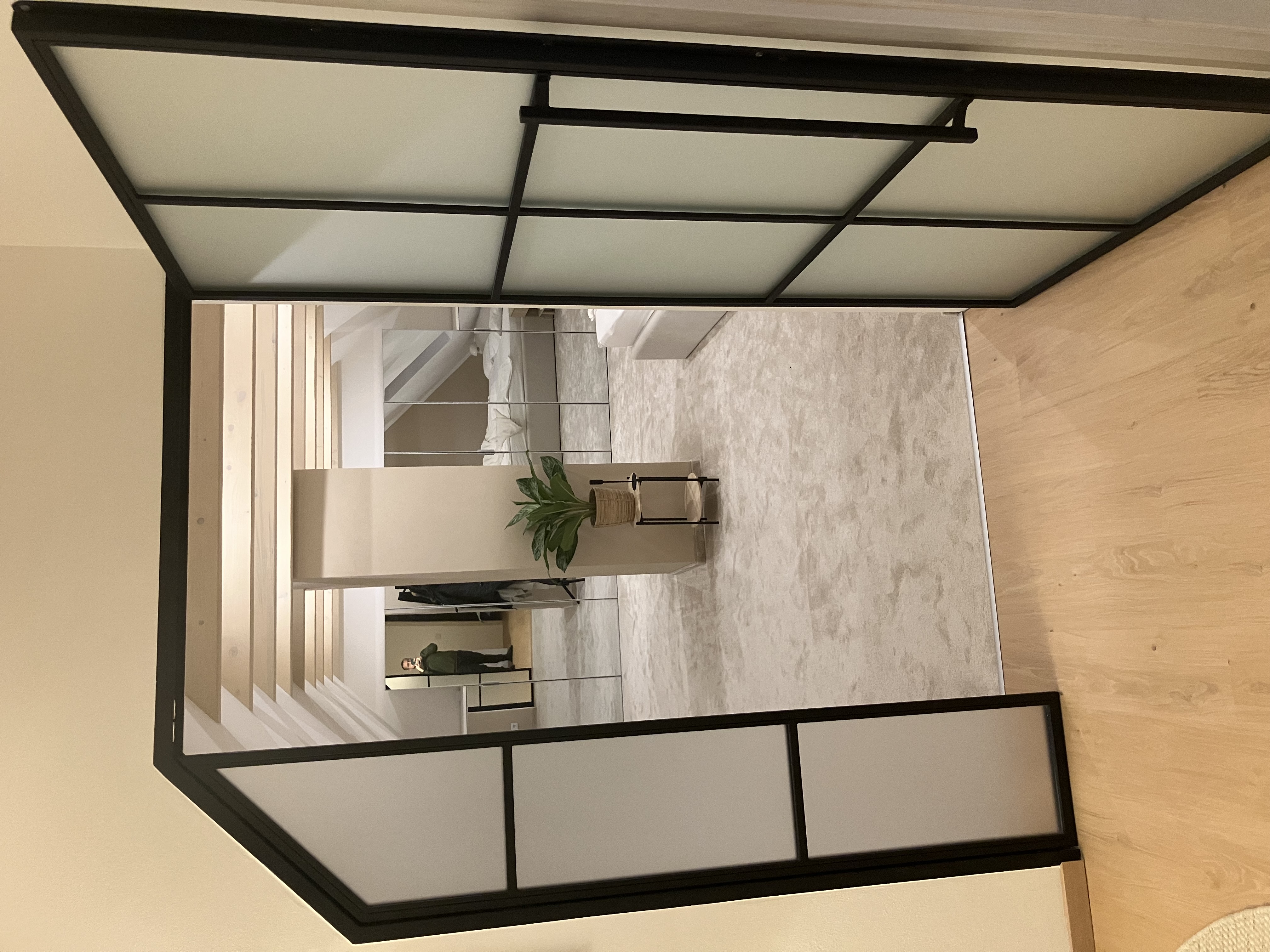 Lofttür mit Milchglas in einer Dachgeschoss-Installation
